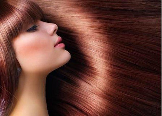 22-Bir miktar suyla bir miktar hidrojen peroksiti karıştırarak saçlarınızı parlatabilirsiniz. Saçlarınızı yıkadıktan sprey şişesiyle saçınızı uygulayın.