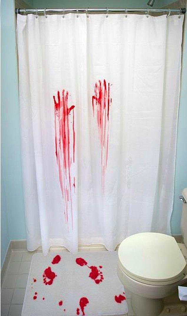 45-Küf ve sabun lekelerinden kurtulmak için duş perdelerinizi hidrojen peroksitle temizleyebilirsiniz. Perdeleri makineye koyup 1 fincan %3’lük hidrojen peroksit ve normal deterjan koyarak yıkayın.