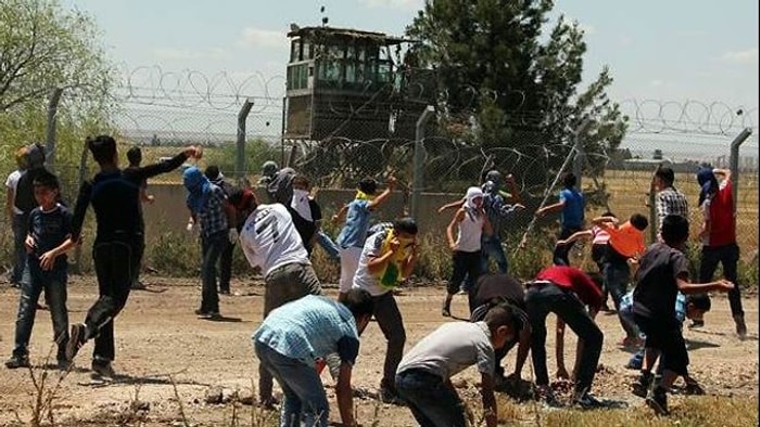 PKK Sempatizanları 2. Hava Kuvveti Komutanlığı'ndaki Türk Bayrağını İndirdi