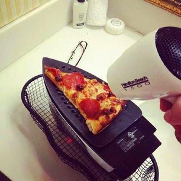 1. Bazen içi donuk, ısınmayan pizzayı çözmeye çalışırken