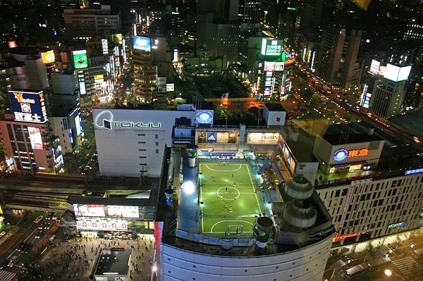 15. Tokyo'dan bir teras futbol sahası
