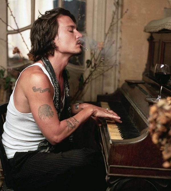11-Piyano çalıp sigara içen Johnny.