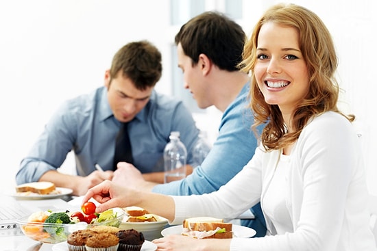 Öğle Yemeğine Birlikte Çıkılmayasıca 15 Ofis Arkadaşı