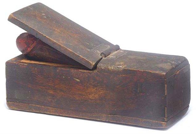 16. 19. yüzyıldan kalma kutuda bulunan yaylı bir penis