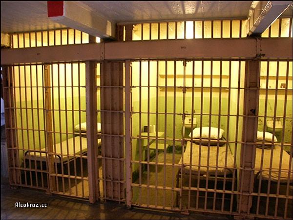 2. Hücrelerin çoğu tek kişilikti ve mahkumlar sadece 1 saat dışarı çıkabiliyorlardı.O da ''görevli'' olarak.
