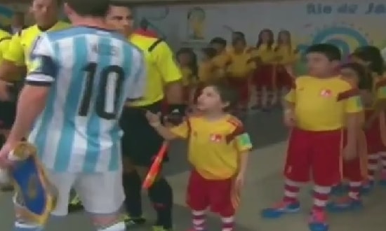 Lionel Messi'nin Çocuğun Elini Sıkmadan Geçmesi