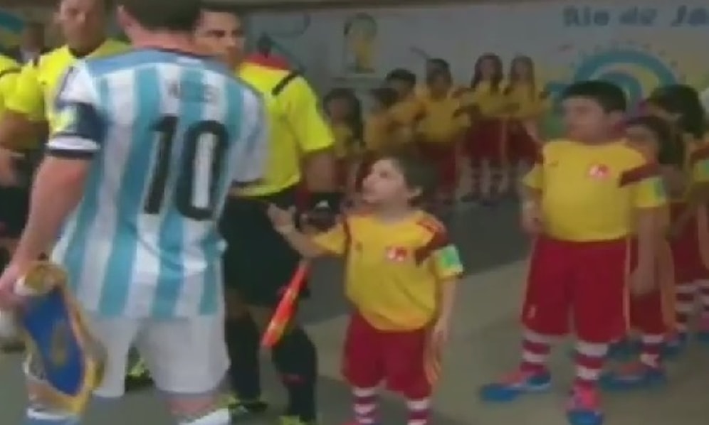 Lionel Messi'nin Çocuğun Elini Sıkmadan Geçmesi
