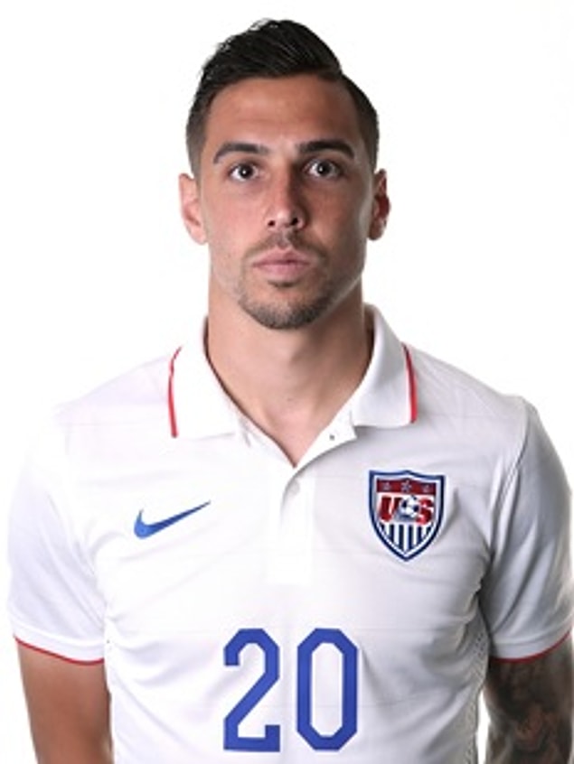 1. Yanlar kısa, üstler serbest stil uzun Kim Jong Un saç modelini benimseyen futbolcuların sayısı hiç de az değil. Mesela; ABD'li Geoff Cameron