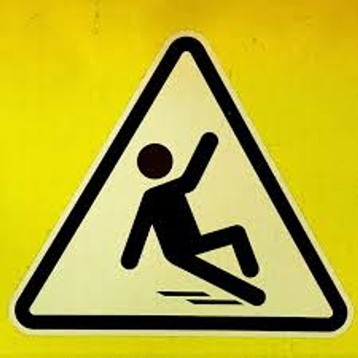 "Tutun Kollarımdan Düşerim Şimdi" Diye Bağıran 27 Düşme Gifi