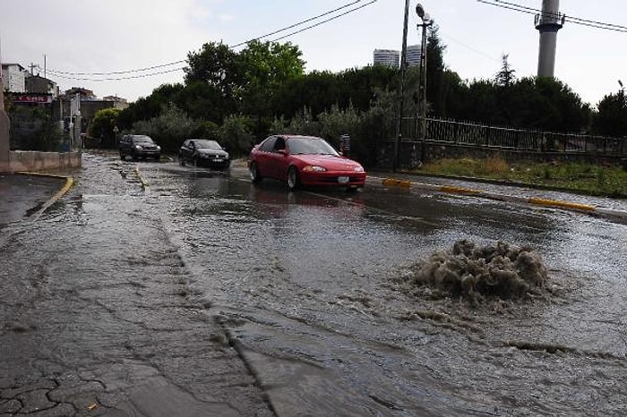 İstanbul'da Dereler Taştı, Yollar Göle Döndü