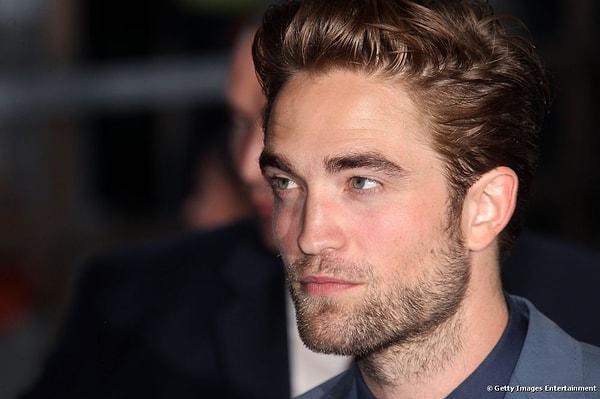 Bildiğimiz gibi Robert Pattinson "Alacakaranlık" serisinde yer aldığını günden beri birçok kızın hayallerini süslemeye devam ediyor...