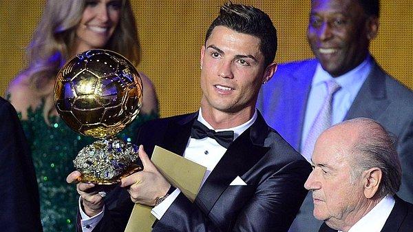 11. Cristiano Ronaldo dünyanın en çok kazanan ve vergi ödeyen futbolcusudur.