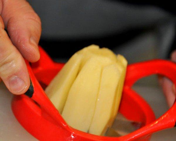7. Patatesleri hızlı ve güzel dilimlemek için elma dilimleyici kullanın.