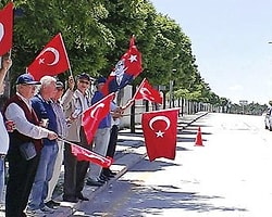 Anayasa Mahkemesi önünde 45 gündür Adalet Nöbeti tutan subay, astsubay yakınlarına destek amacıyla oradan geçerken aracının kornasına 1-2 kez basan sürücülere trafik ekiplerince 80’er TL ceza kesildiği ortaya çıktı.