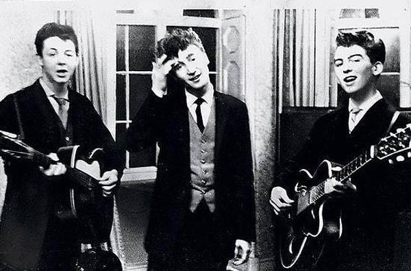 12. Paul McCartney, John Lennon ve George Harrison düğün kokteyli sırasında performans sergilerken-1958