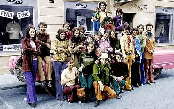 21. Usama Bin Ladin 1970 yıllarında ailesiyle birlikte İsveç'te. Ladin sağdan ikinci, yeşil bluzu ve mavi pantolonuyla.