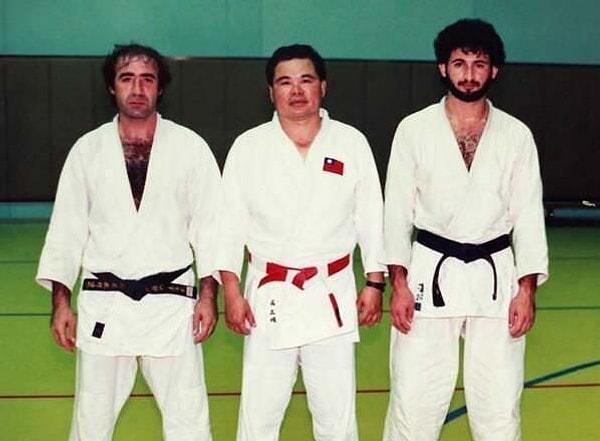 25. Osama Bin Ladin judo antremanı sonrası. (Sağda)