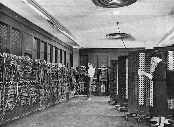 32. ENIAC (Electronic Numerical Integrator And Computer/Elektronik sayısal entegreli hesaplayıcı) tarafından yapılan ilk bilgisayar.