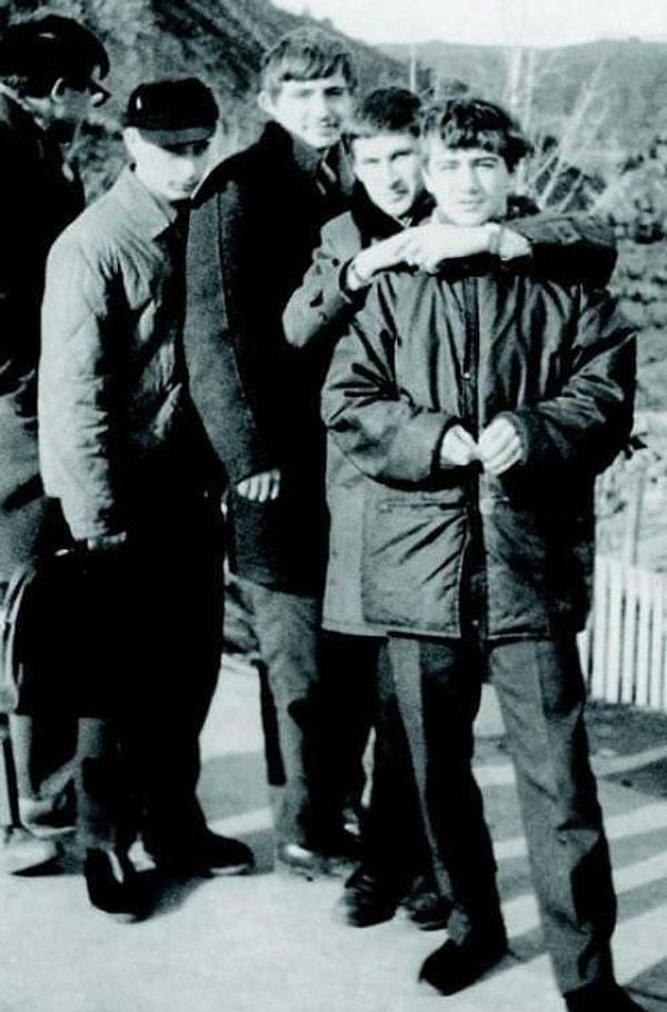 37. Vladimir Putin gençken. (Soldan ikinci, şapkalı)