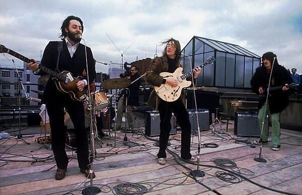 42. Beatles'ın son konseri. 1969 yılı Londra'da bir çatıda..