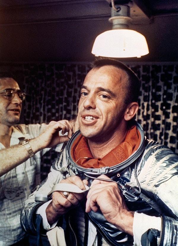 41. Alan Shepard, uzaydaki ilk Amerikan, Navy Mark IV uzay kıyafetini giyerken.
