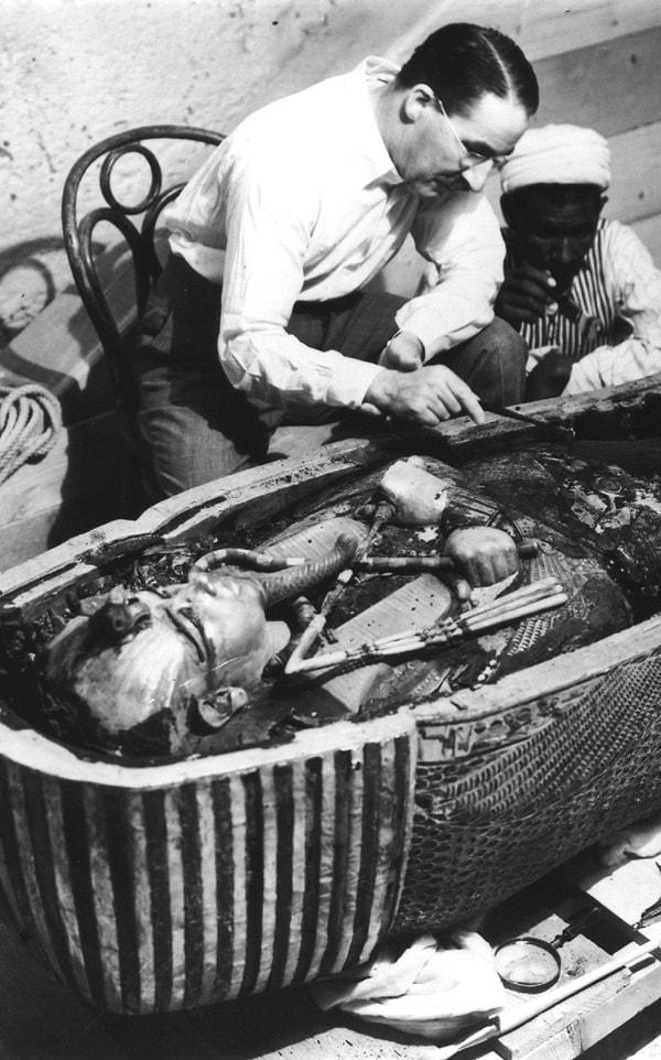 44. Howard Carter, İngiliz arkeolog, Kral Tut'un mumyasını incelerken.