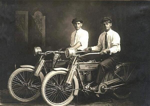 48. William Harley ve Arthur Davidson, 1914 -- Harley Davidson motorlarını üreticileri.