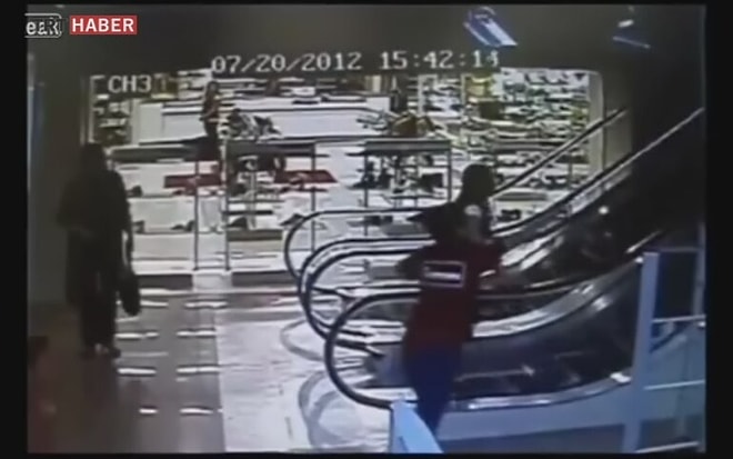 Yaşlı Teyzelerin Yürüyen Merdiven İle İmtihanı