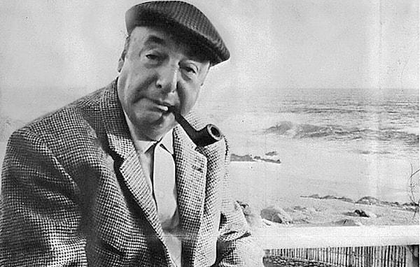25. "Bir kadın söyleyeceği çok şey olduğu halde susuyorsa, erkek artık tüm şansını kaybetmiştir."   - Pablo Neruda