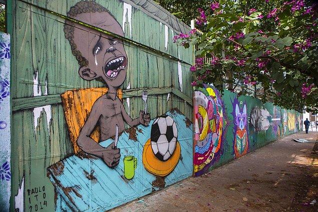 12. Özel projeler ile ‘favela’ denilen teneke mahallelerde fakir gençler futbol eğitimine yönlendiriliyor