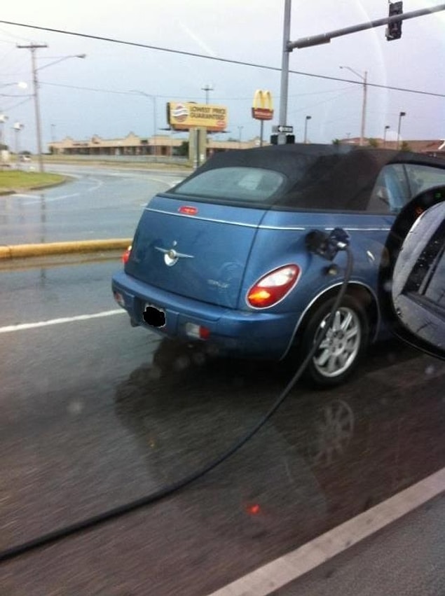 8. Bu benzin almaya doyamamış PT Cruiser sahibi.