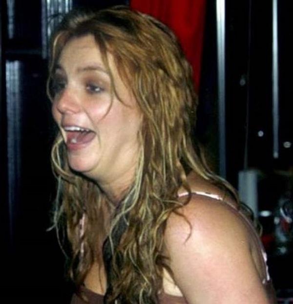Britney ayrıca kariyeri boyunca medya tarafından sıklıkla incelendiğini de dile getiriyor. Röportajlarda ve sonrasında estetik operasyonlar geçirdiğine dair spekülasyonlar, bayağı bir acı çektirmiş ünlü şarkıcıya.