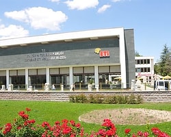 "Salonda Birkaç Heykel Var, Asıl Eserler Üst Katta"