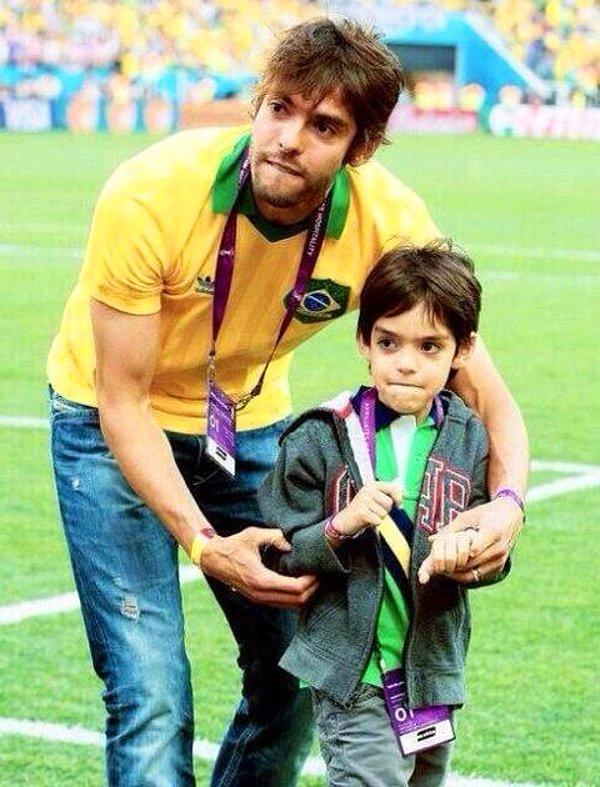 14. Dünya Kupası maçlarına oğluyla giden Kaka resmen mitoz bölünmüş.