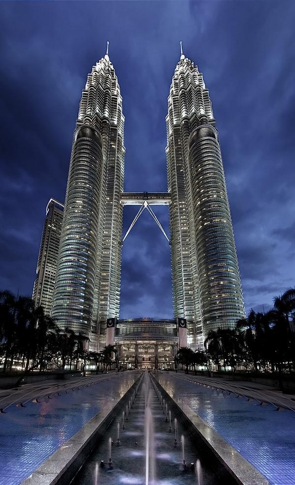 8. Petronas İkiz Kuleleri