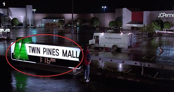 Marty de gidiyor tabii. Mekanın adı Twin Pines Mall, yani "İkiz Çam Alışveriş Merkezi".