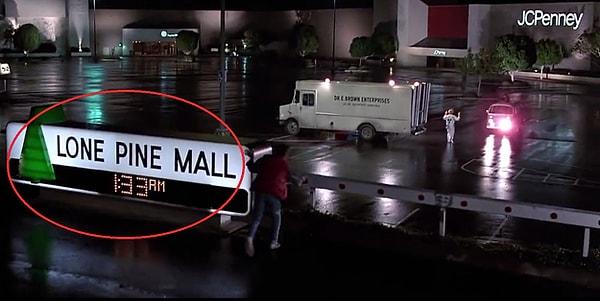 Ama Marty'nin döndüğü alışveriş merkezi aynı alışveriş merkezi değil, ismi Lone Pine Mall, yani "Yalnız Çam Alışveriş Merkezi" olarak değişmiş.