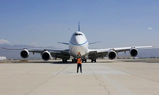 Bir Boeing 747 uçağı yaklaşık 240bin litre yakıt taşıyabilir! Benzinin litre fiyatından depoyu fullemenin maliyetini siz düşünün :)