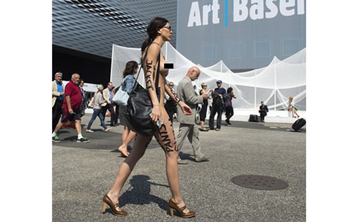 Resimlere Doğum Yapan Ressam Yine Çıplak