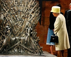 İngiltere kraliçesi 'Game of Thrones' dizinin setini ziyaret etti