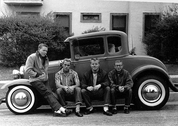 13. Yeni arabalarının yanında gençler, 1950'ler