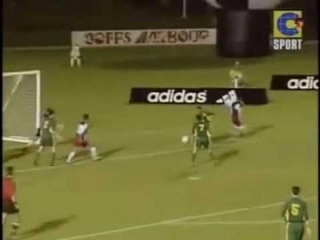 3. 2002'de Madagaskar ekibi Stade Olympique L'Emryne, şampiyon AS Adema karşısında kendi kalesine 149 gol attı. Bu ilginç girişimin nedeni ise bir önceki maçta hakemin verdiği karaları protesto etmek içindi.