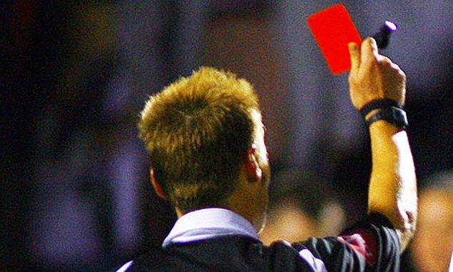 10. 1998'de İngiliz hakem Martin Sylvester, futbolcuya yumruk attığı için kendisine kırmızı kart gösterdi.