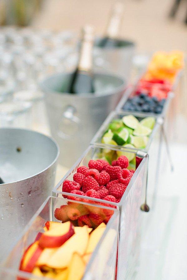 1. İçkilerin yanına rengarenk yaz meyveleri barı oluşturun.
