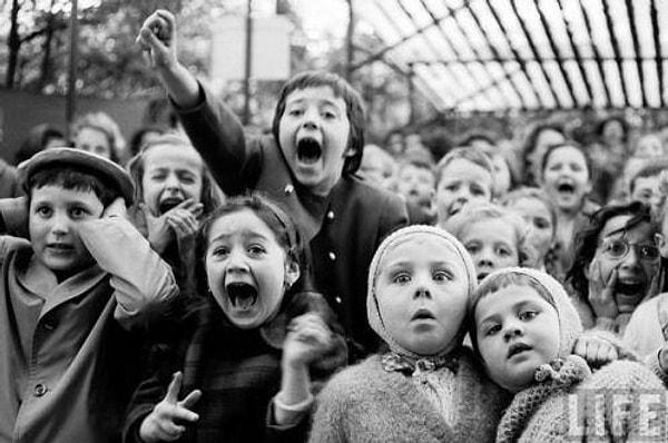 2. Bir kukla gösterisinde Ejderhanın öldürüldüğü an, Paris, 1963