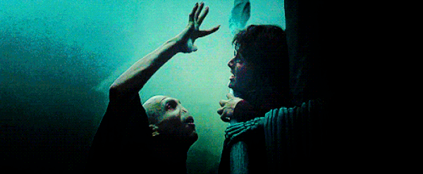 32. Voldemort'un Harry'nin yarasına bastığı an. Bakması bile acı verici