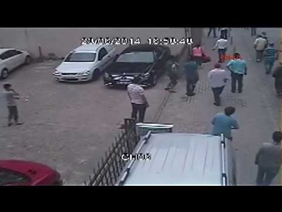 Kız Arkadaşıyla Yürürken Dayak Yiyen Genç