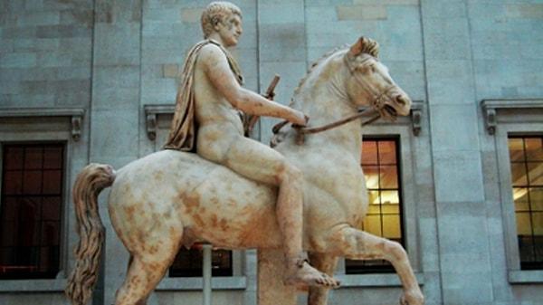 2. İmparator Caligula'nın atı, mermer bir ahırda, fildişi yemliğinden yemekler yiyerek yaşamını sürdürdü