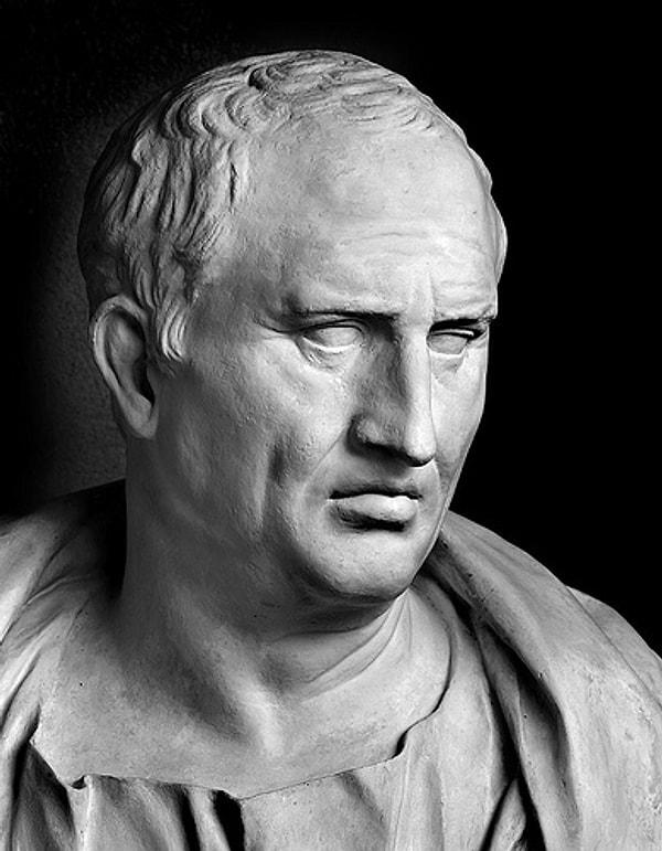 16. Cicero Roma'yı eleştirdiği için öldürüldükten sonra eşi Fulvia ve başka bir politikacı kendisinin dilini çekip çıkarmış ve saç tokası ile delik deşik etmiştir