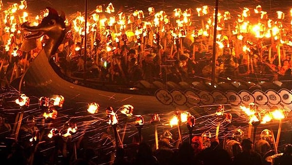 10) Shetland Adaları'nda Up-Helly-Aa Viking Festivali'ne gidin